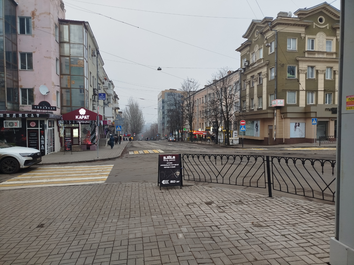 Перекрёсток проспекта Гурова и улицы Постышева. Поворот трамвайного маршута № 1.