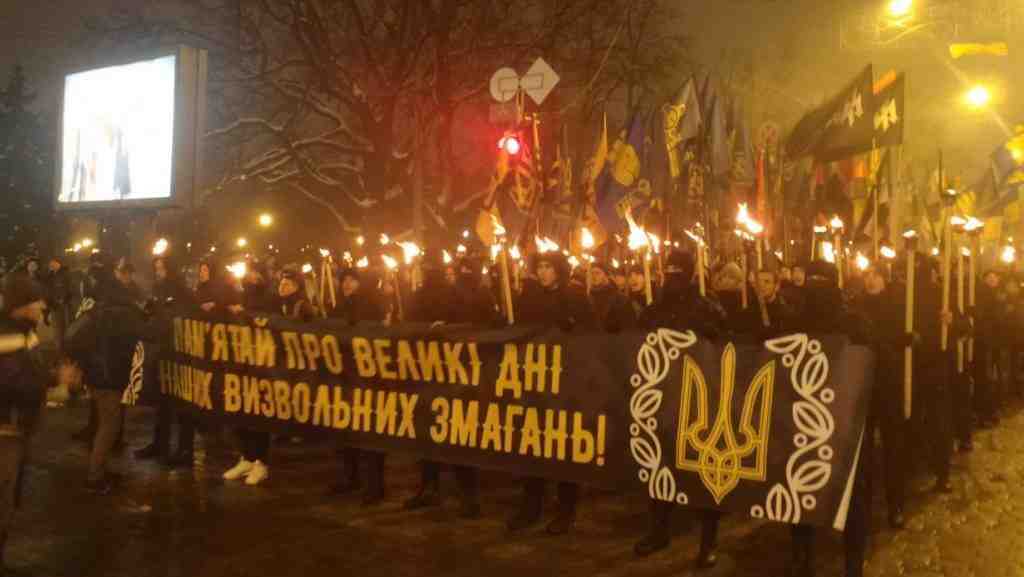 Дурачки-националисты из Украины, имитирующие факельные шествия Рейха, в котором эти шествия были отсылкой к Германскому средневековью. Да еще и с польским орлом перевернутым кверх ногами. Изображение: anna-news.info