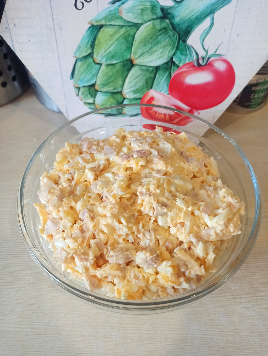 Я готовила этот салат перед тем, как выезжать с ним на корпоратив, времени не было для домашних съёмок вообще, но хотелось с вами поделиться. 