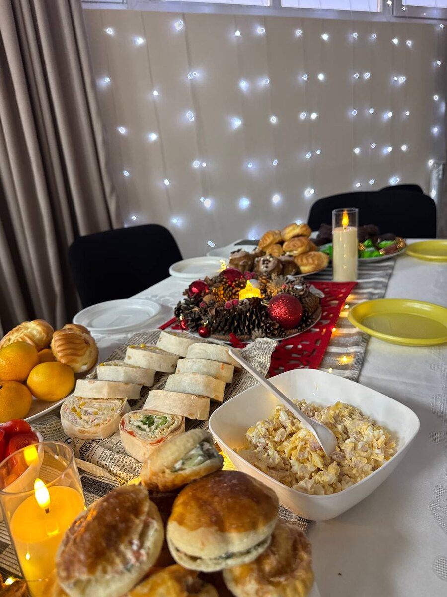 Справа на столе стоит мой салат, среди прочей вкусноты и красоты. 