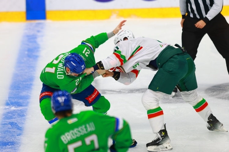    Во втором уже произошла полноценная, но короткая драка между Джеком Родуолдом и Никитой Лямкиным.   
Фото: hcsalavat.ru