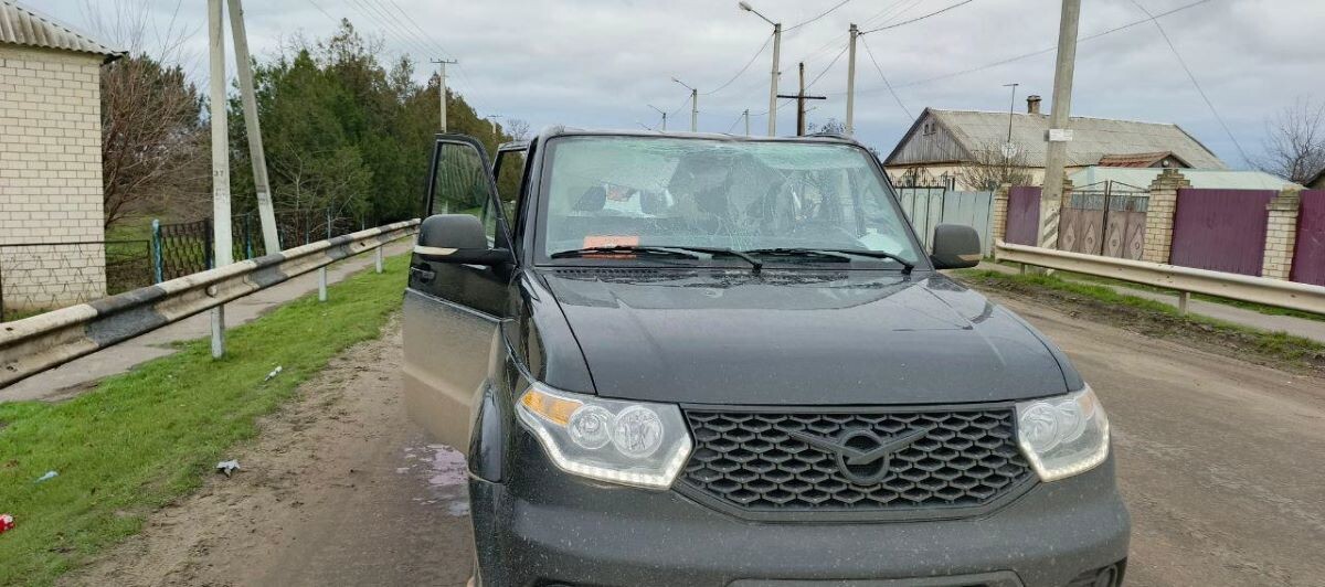 Удар ВСУ по авто 
 
 В Ростовской области украинские боевики атаковали ростовский порт. Из-за вражеского удара загорелось грузовое судно, два члена экипажа, находившиеся на борту, погибли, трое ранены. В Батайске от ударов БПЛА погиб местный житель, шесть человек получили ранения. Агрессивные действия киевского режима в Белгородщине привели к смерти мужчины и ранениям 12 граждан.  
 
 В Брянской области ВФУ ударили по п. Белая Березка Трубчевского района, в результате чего ранены три мирных жителя.  
 
 «Следственный комитет России установит обстоятельства произошедшего и лиц, причастных к совершению преступлений», - об этом сообщила пресс-служба СК РФ.  
 
 Ранее «Блокнот Херсон» сообщал, что в Херсонской области обстрелами ВСУ убило пенсионерку и ранило шестерых.Следователи СК РФ проведут расследование преступлений ВСУ, совершенных в ряде регионов. Под удар украинских боевиков попали мирные жители Ростовской, Белгородской, Херсонской и Брянской областей.  
 
 Так, в результате атаки беспилотников в с. Великие Копани Алешкинского округа погиб сотрудник «Херсонэнерго». Кроме того, три работника получили ранения. Им оказана первичная медпомощь в местном ФАП.📷
