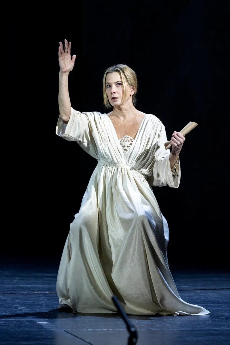    Юлия Высоцкая в спектакле Макбет предоставлено Пресс-службой