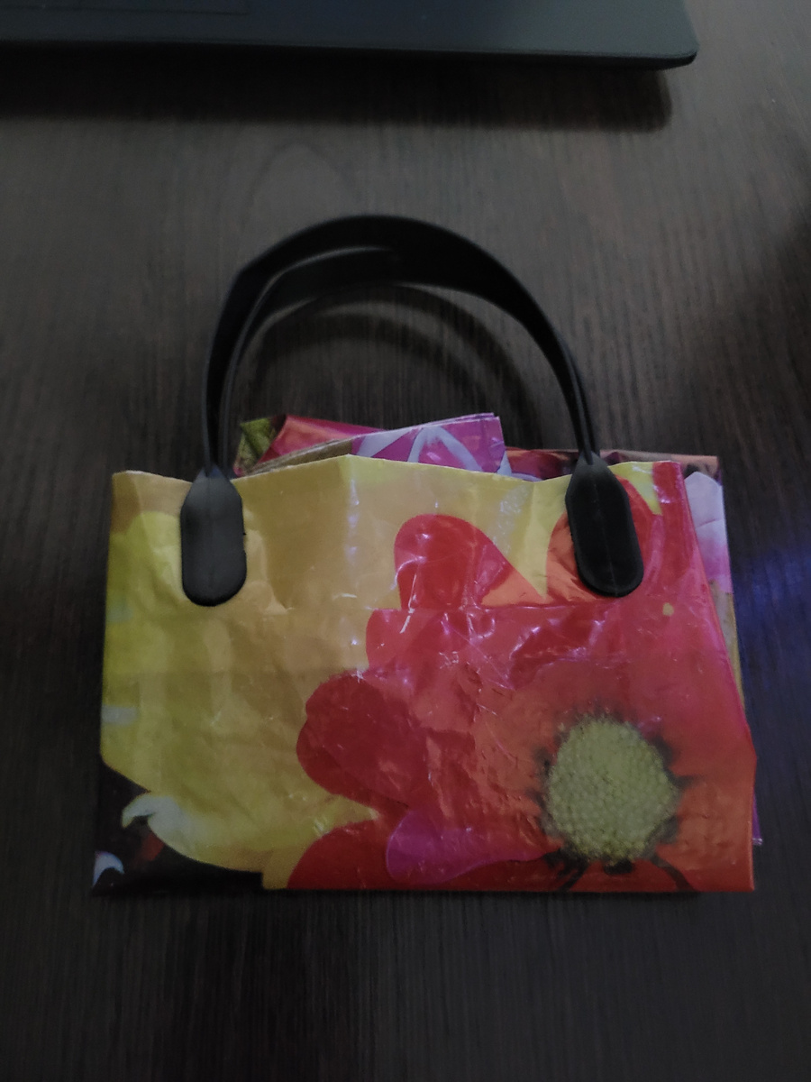 Шоппер есть, но на данный момент положила в сумку такой пакет с пластиковыми ручками. Он надежный, крепкий. На данном этапе буду использовать до конца то, что есть. Как пакет мне сослужит службу, я перейду на уже имеющийся шопер.