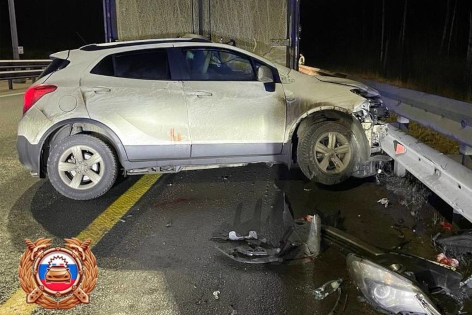    В Тверской области на трассе М-11 водитель влетел в фуру. Фото: пресс-служба Управления Госавтоинспекции по Тверской области.