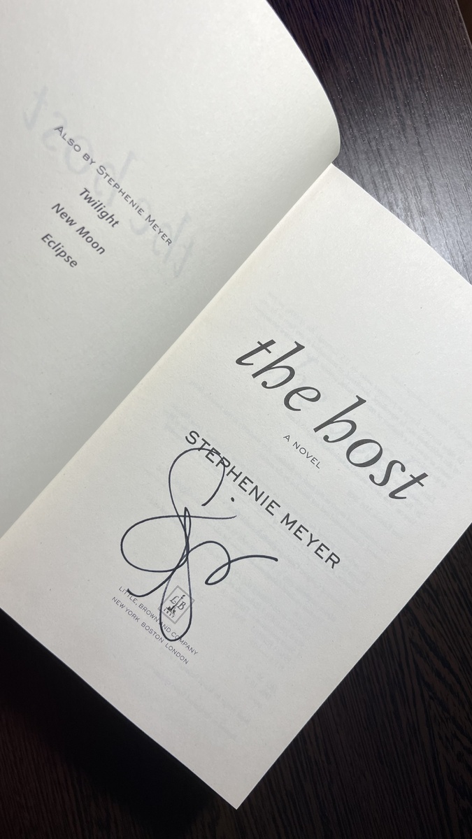 Фото Автора. Автограф Стефани Майер в книге «Гостья»