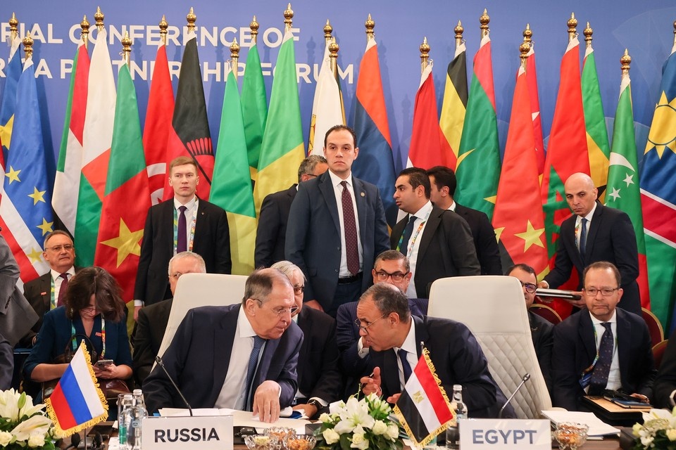    Глава МИД РФ Сергей Лавров и министр иностранных дел Египта Бадр Абдель Аты во время пленарного заседания Второй министерской конференции форума партнерства Россия – Африка. Фото: Евгений Мессман/ТАСС