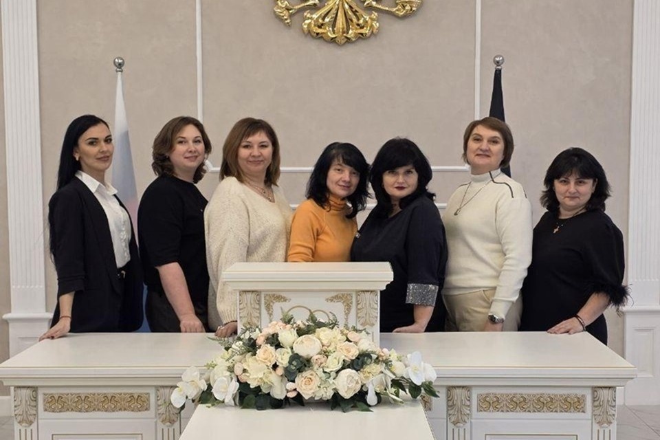    Представители Липецкой области провели рабочую встречу с работниками мариупольского ЗАГСа. Фото: Администрация Мариуполя