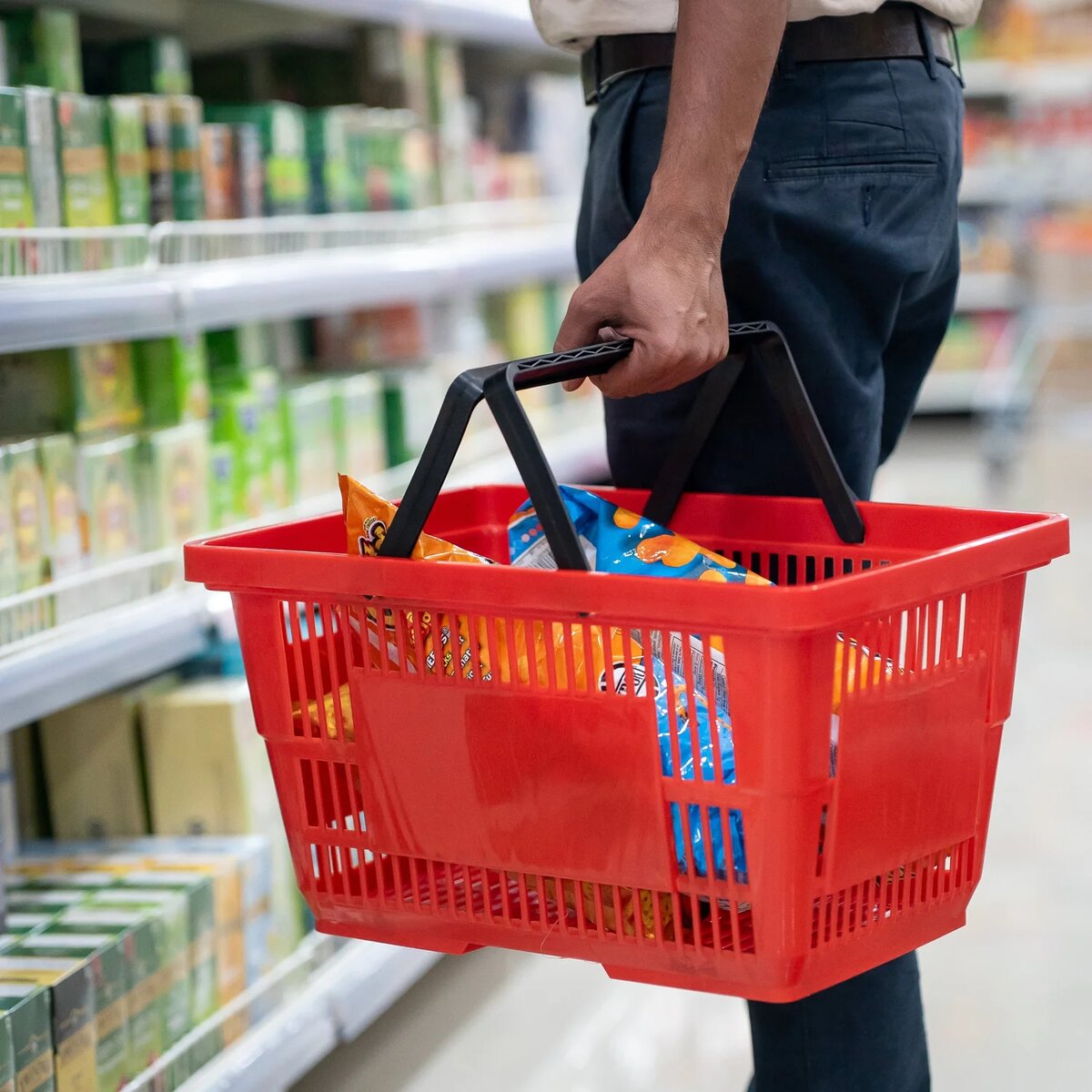 Покупатель с корзиной. Источник: bigapple.in