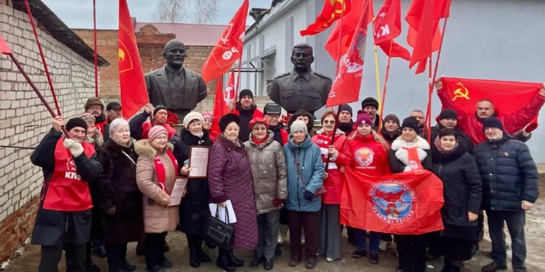 В райцентре Ровенского района Саратовской области установили бюсты В.И. Ленина и И.В. Сталина