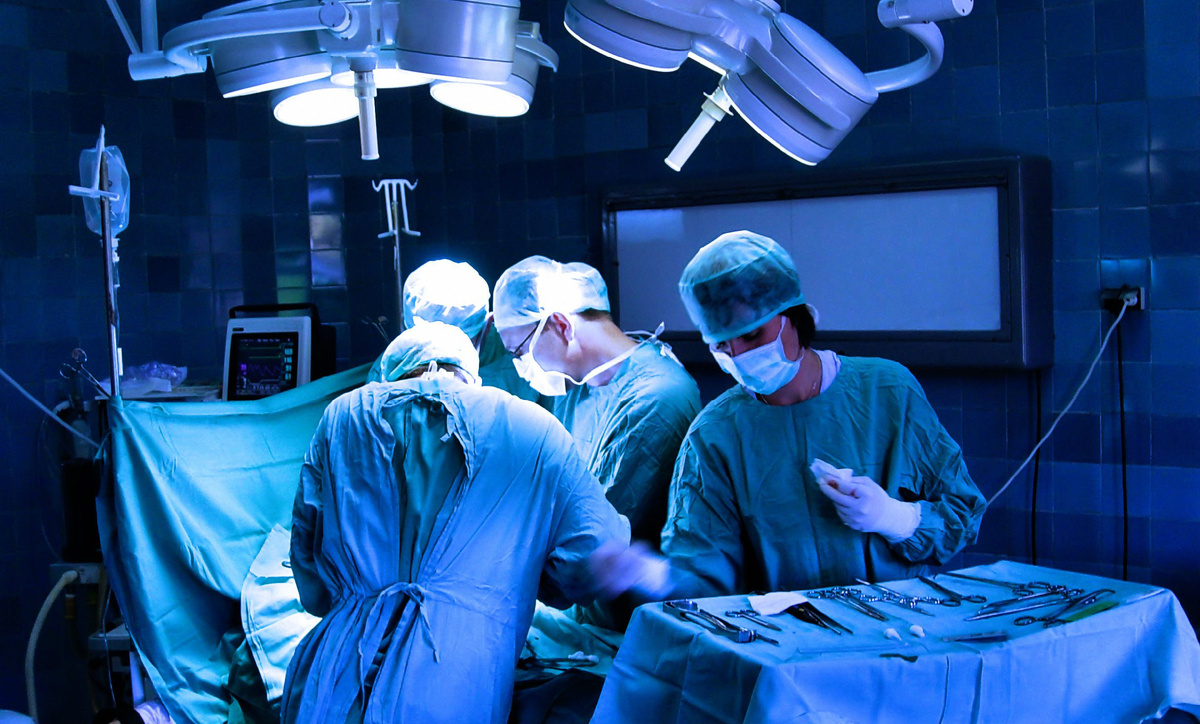 В очках - прям вылитый я. Да, так операция и проводится.