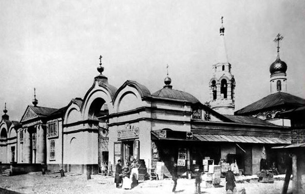 Вид на Сретенский храм из одноимённого переулка. Фото конца XIX в. Источник: http://www.fotoyar.ru/files/13/files/p0000022.jpg.htm