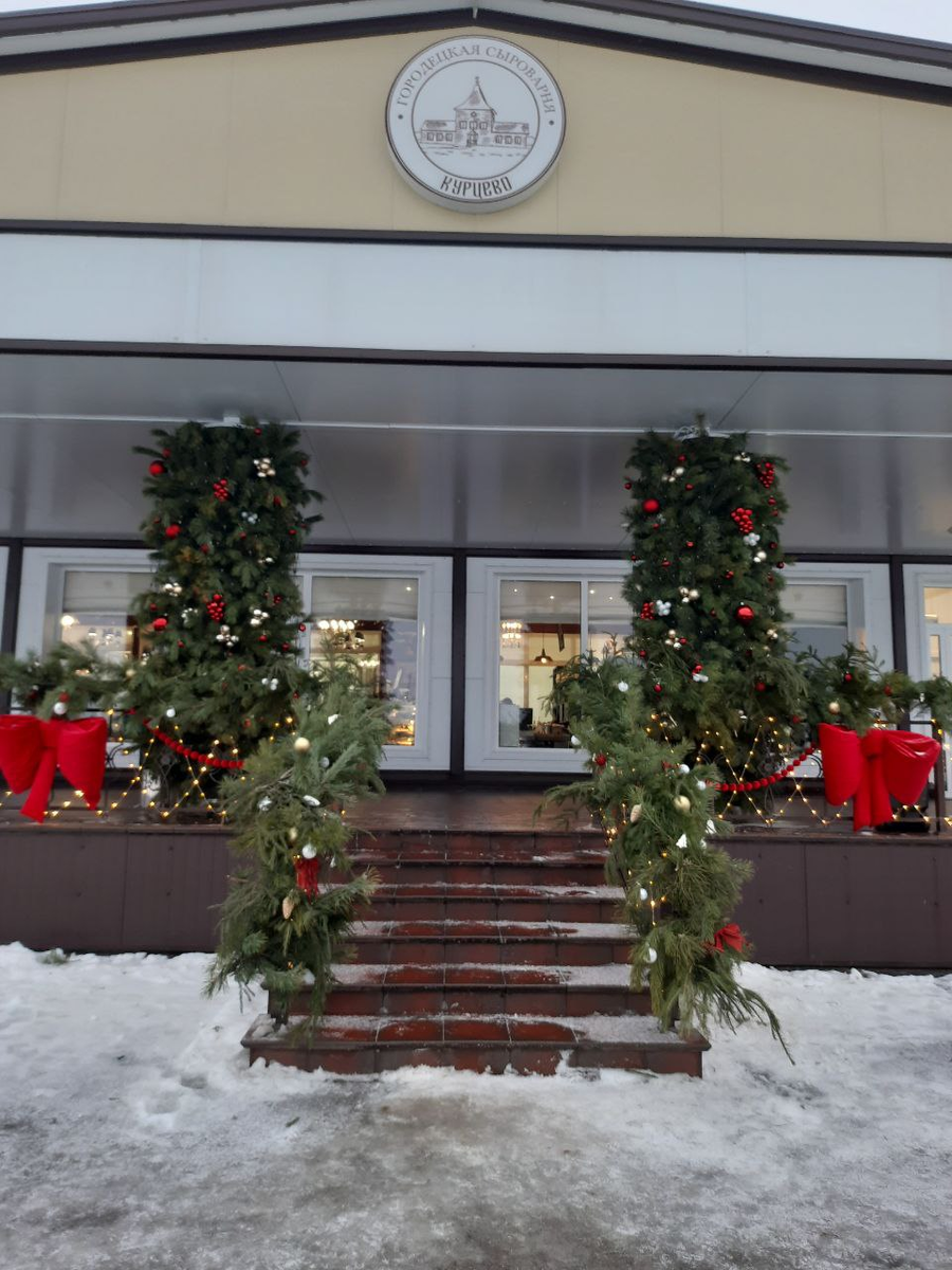 Всё хорошо, только около крыльца очень скользко.