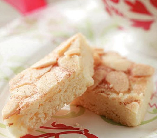 Это классическое песочное печенье с ярким миндальным ароматом и хрустящими лепестками ореха сверху — у нас его особенно любят к чаю в новогодние и рождественские праздники. Выглядит нарядно, режется ромбиками, удобно брать руками — идеально для большого стола.