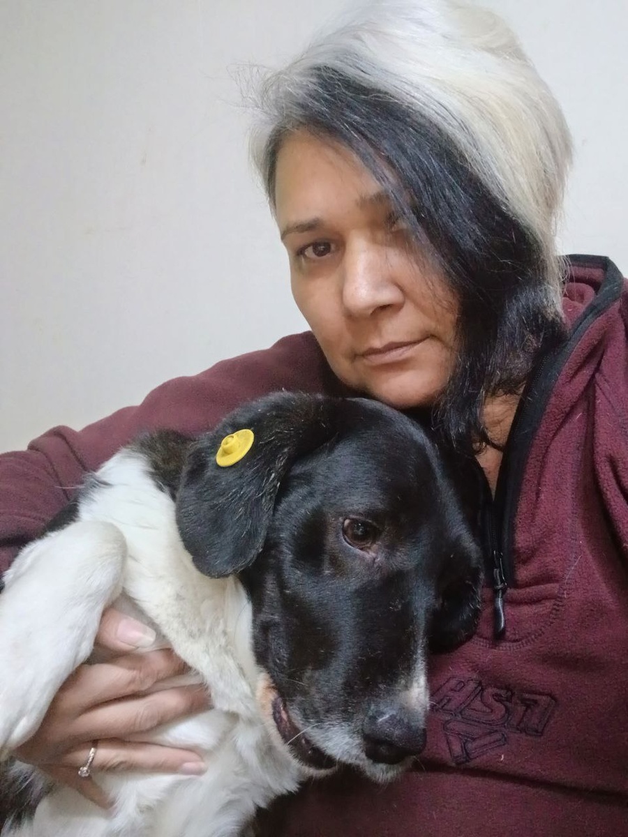 Директор приюта Ананда Наргиза Шавкатовна Муминова с одной из собачек приюта