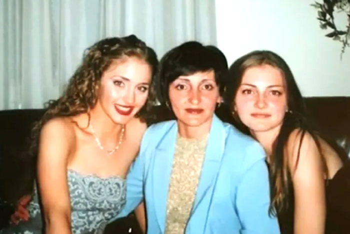Анна Казючиц с мамой и младшей сестрой.