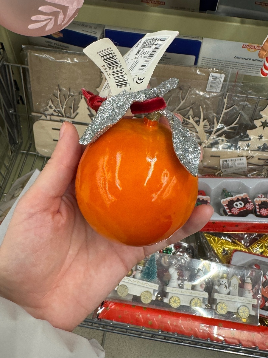 Яркий стеклянный шар - апельсин с блестящими веточками и бархатной лентой 399 руб