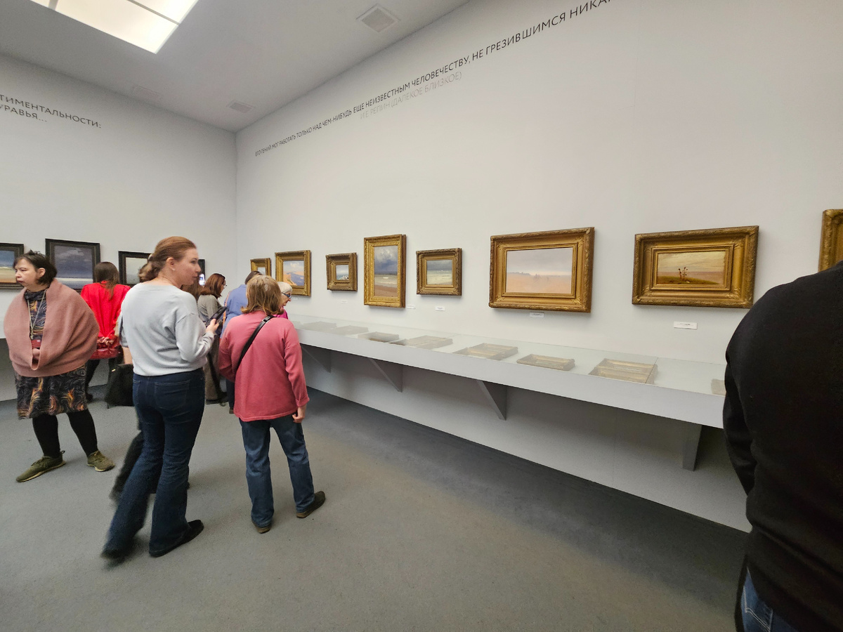 На выставке.