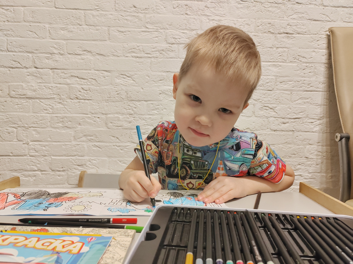 Петя рисует 