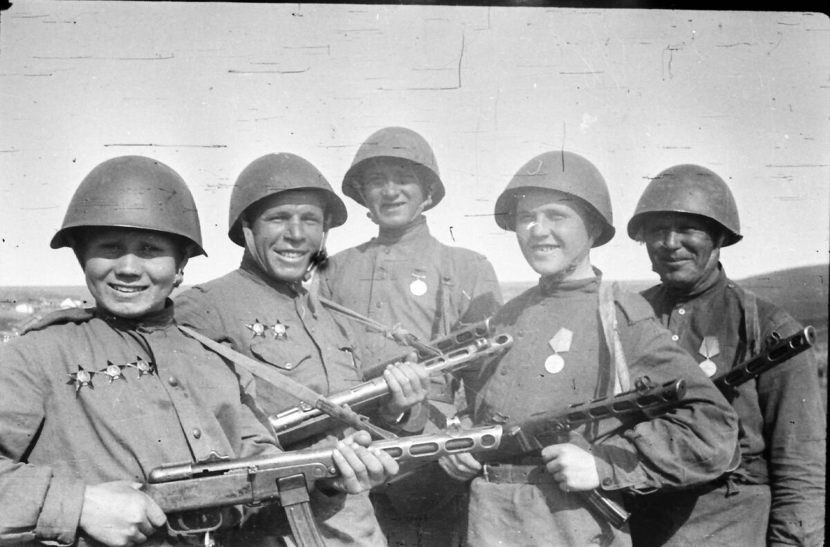     Красноармейцы с ППШ, оснащёнными рожковыми магазинами на 35 патронов / Музей Победы