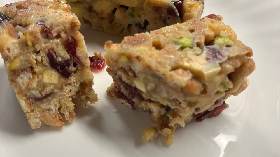 Вкусная вариация пирожного муравейника или сладкой колбаски. Фисташка с клюквой