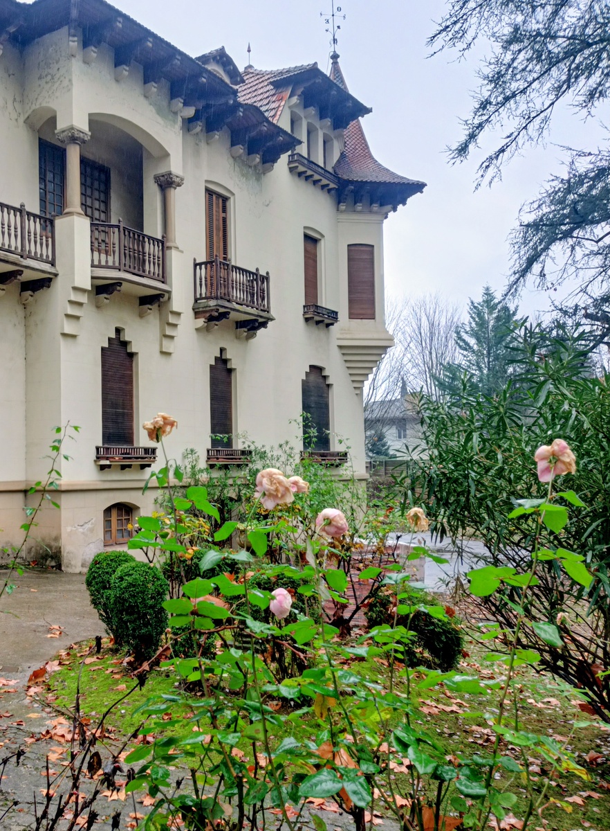 Вилла в стиле модерн. Олот.Провинция Жирона. Испания. Фото автора 