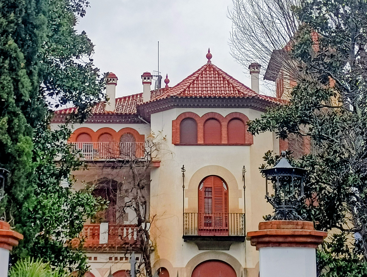 Дом в стиле модерн. Олот. Провинция Жирона. Испания. Фото автора 