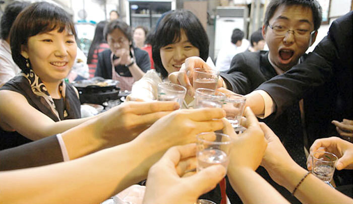 Коейцы выпивают. Источник: news.sohu.com