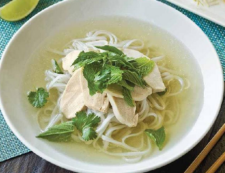 Куриный фо га — это вьетнамская версия знаменитого супа фо, только с курицей вместо говядины.