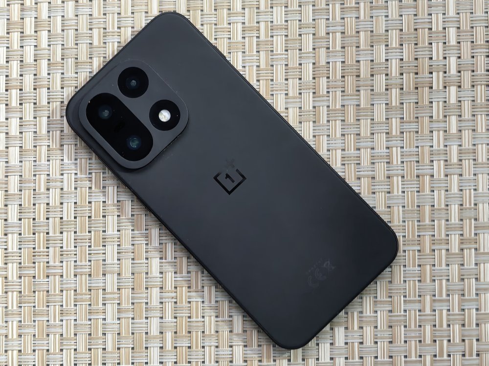    OnePlus 15 полностью сменил визуальный язык по сравнению с OnePlus 13 в пользу строгой геометрии. / Фото: Дмитрий Бевза/РГ