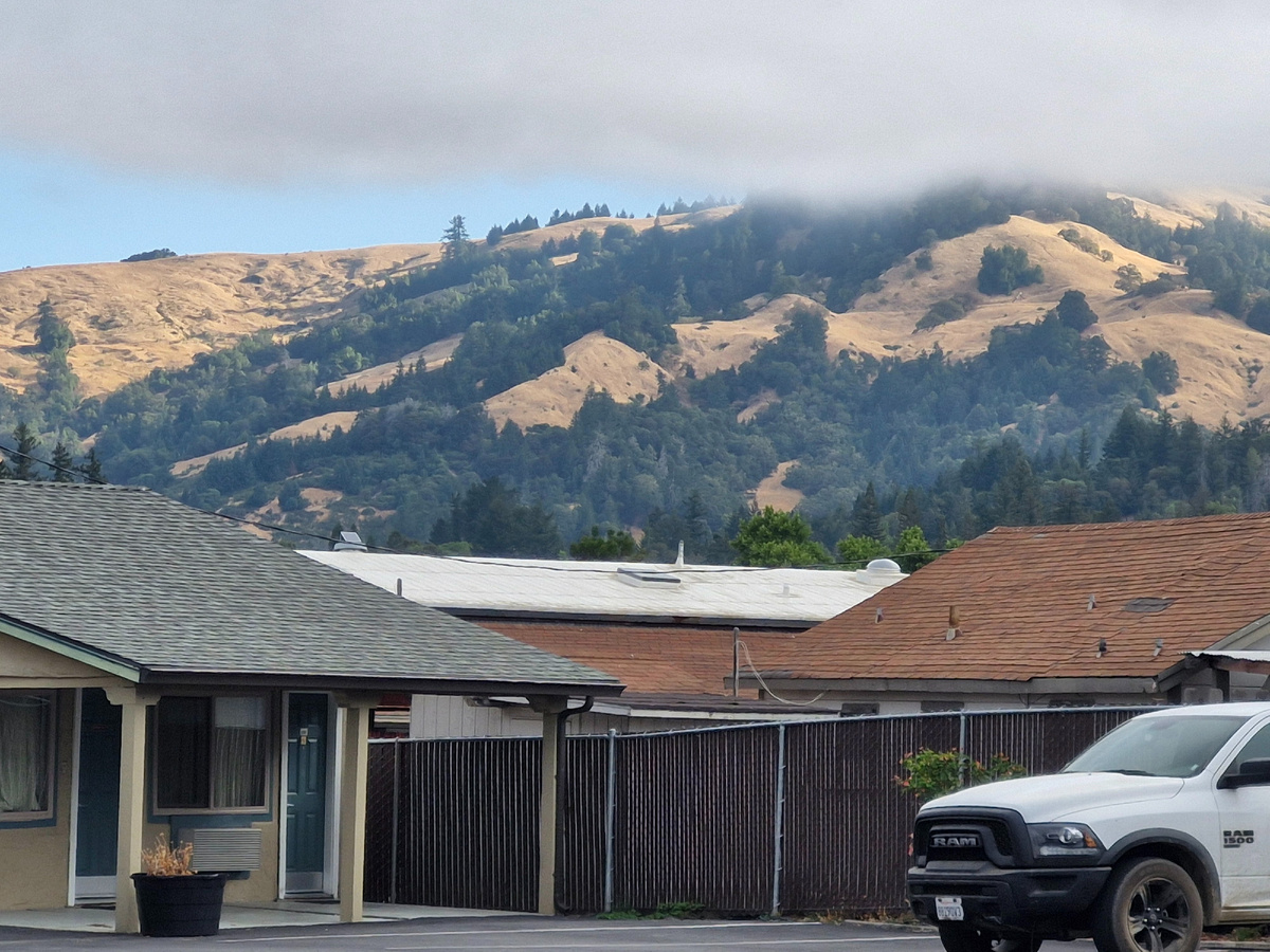 Гарбервилл - утренние облака цепляются за вершину горы