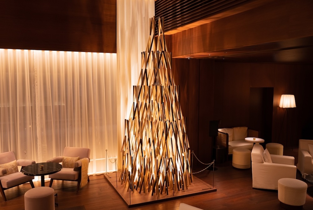 Ёлка Кенго Кумы в традиционной технике кигуми в отеле The Tokyo EDITION, Ginza
