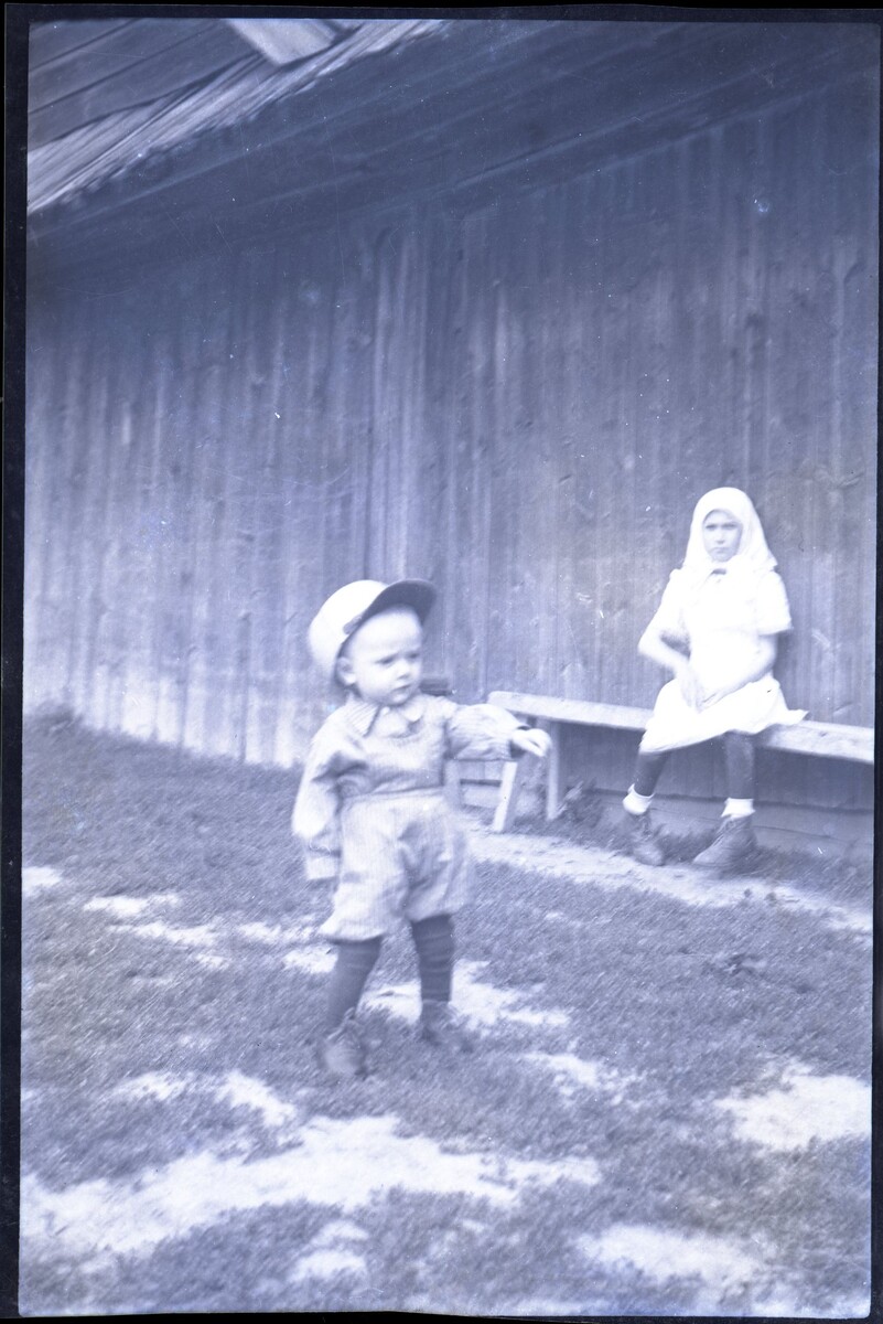 Здесь на Фото Лида. Ей 12 лет тут. А малыш - это мой брат.