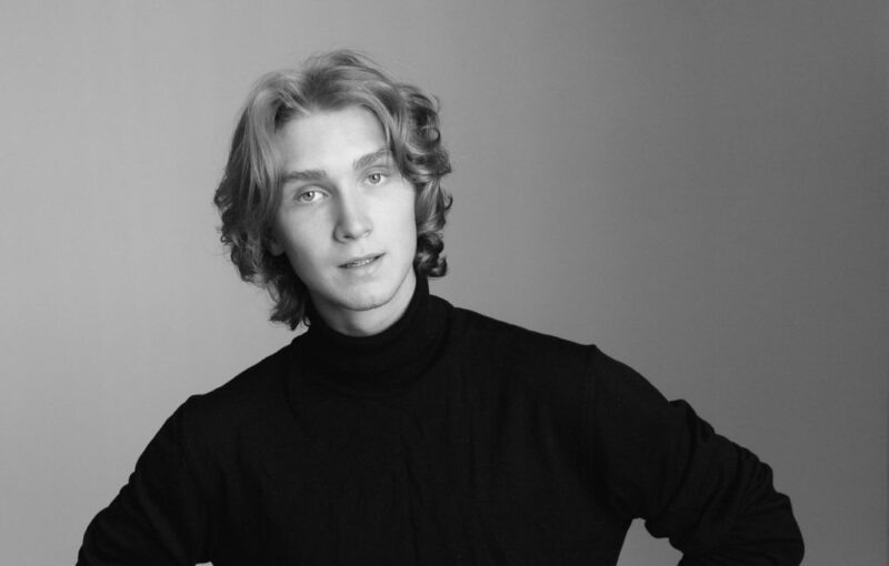    Савелий Сумченко — будущий актёр, вопреки родительским ожиданиям.