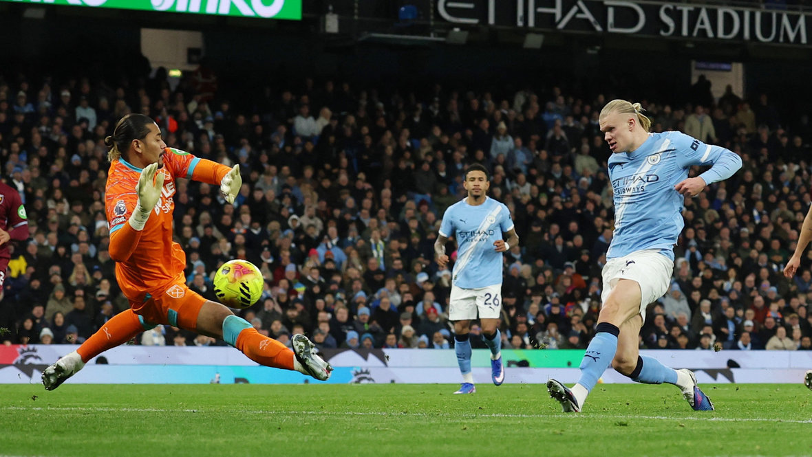    Нападающий «Манчестер Сити» Эрлинг Холанн (справа) забивает второй гол в ворота «Вест Хэма». Reuters