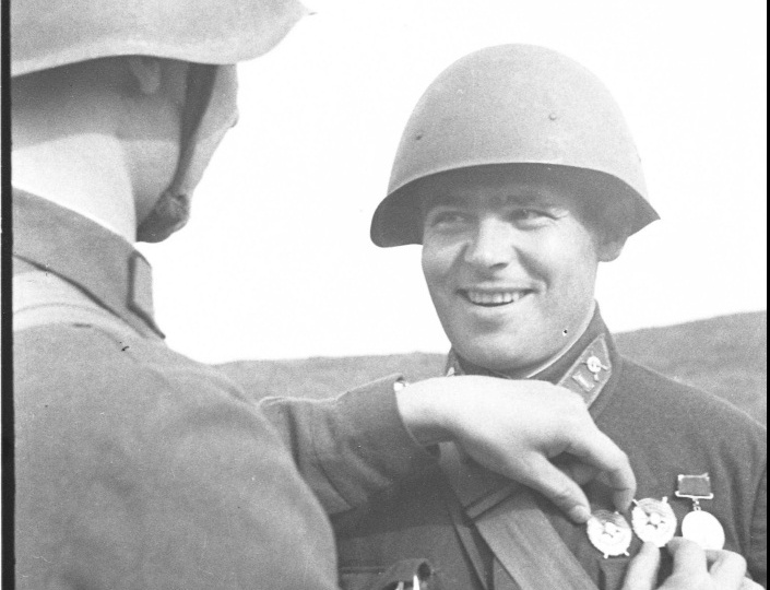 Новогодний мешок от «американского Санты»: авторучка для комбата и женский свитер для солдата