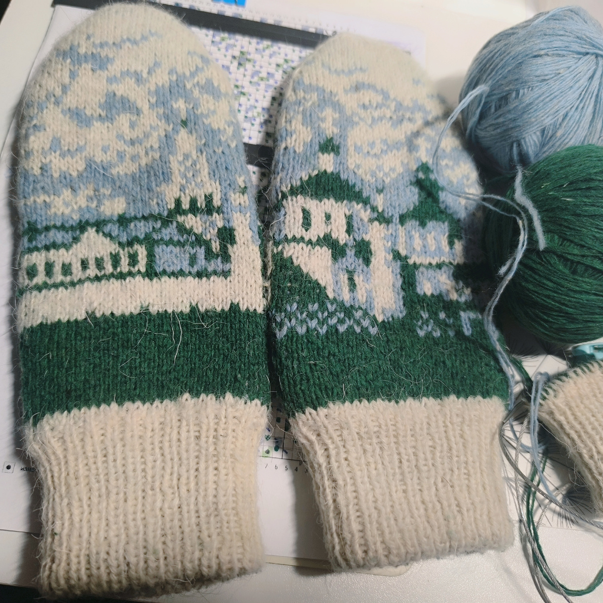 Варежки в три цвета