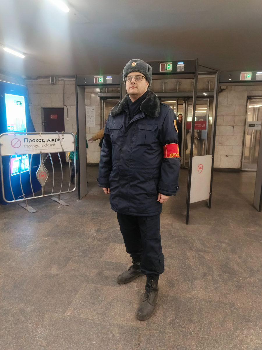 Я добросовестно исполняющий обязанности дружинника на кольцевой линии московского метрополитена- собственное фото автора