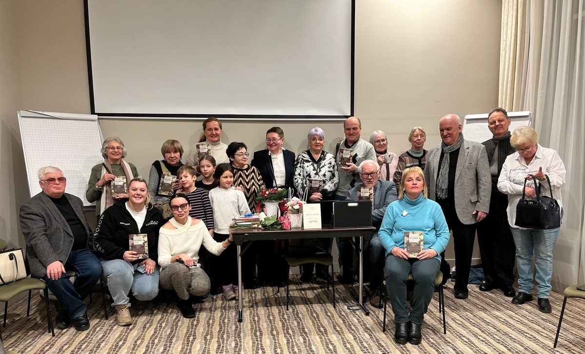 Авторы Московских историй (слева направо): Виктор Кухаркин, Олеся Протасова, Елена Третьякова. Второй ряд: Ирина Жежерун, Марина Осипова, трое будущих авторов, над ними возвышается Маргарита Борисова, едва достает до ее плеча Мария Кронгауз, далее Инна Федорук (Марина М), Елена Арямова, Андрей Титов, Елена Головань, Наталья Куванова, Сергей Проскурин, Николай Иванов, Инна Б. (Контражур).