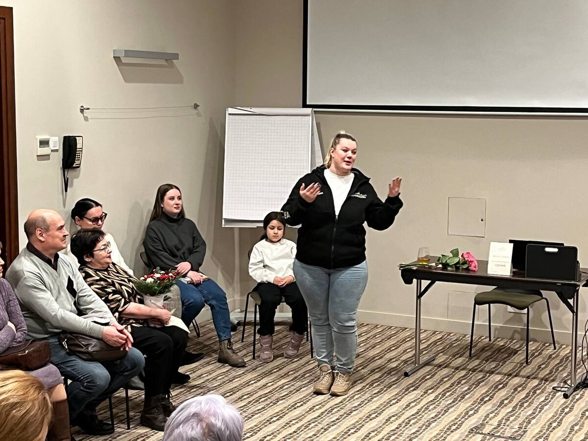 Рассказывает "понаехавшая и понаоставшаяся" Олеся Протасова. Слева направо: Андрей Титов, Мария Кронгауз, Елена Третьякова, Анастасия Краева (редактор книги) и маленький слушатель по имени Шаня.