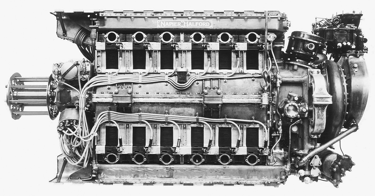 24-цилиндровый Н-образный двигатель воздушного охлаждения Napier Dagger I. Карбюратором с нисходящим потоком воздуха и вал воздушного винта расположены на одной линии с осевой линией двигателя. На верхней части корпуса распределительного вала двигателя можно увидеть надпись «Napier Halford». Обратите внимание на две установочные площадки на борт картера двигателя и на третью установочную площадку на корпусе привода вспомогательных агрегатов (снимок Napier/NPHT/IMechE)