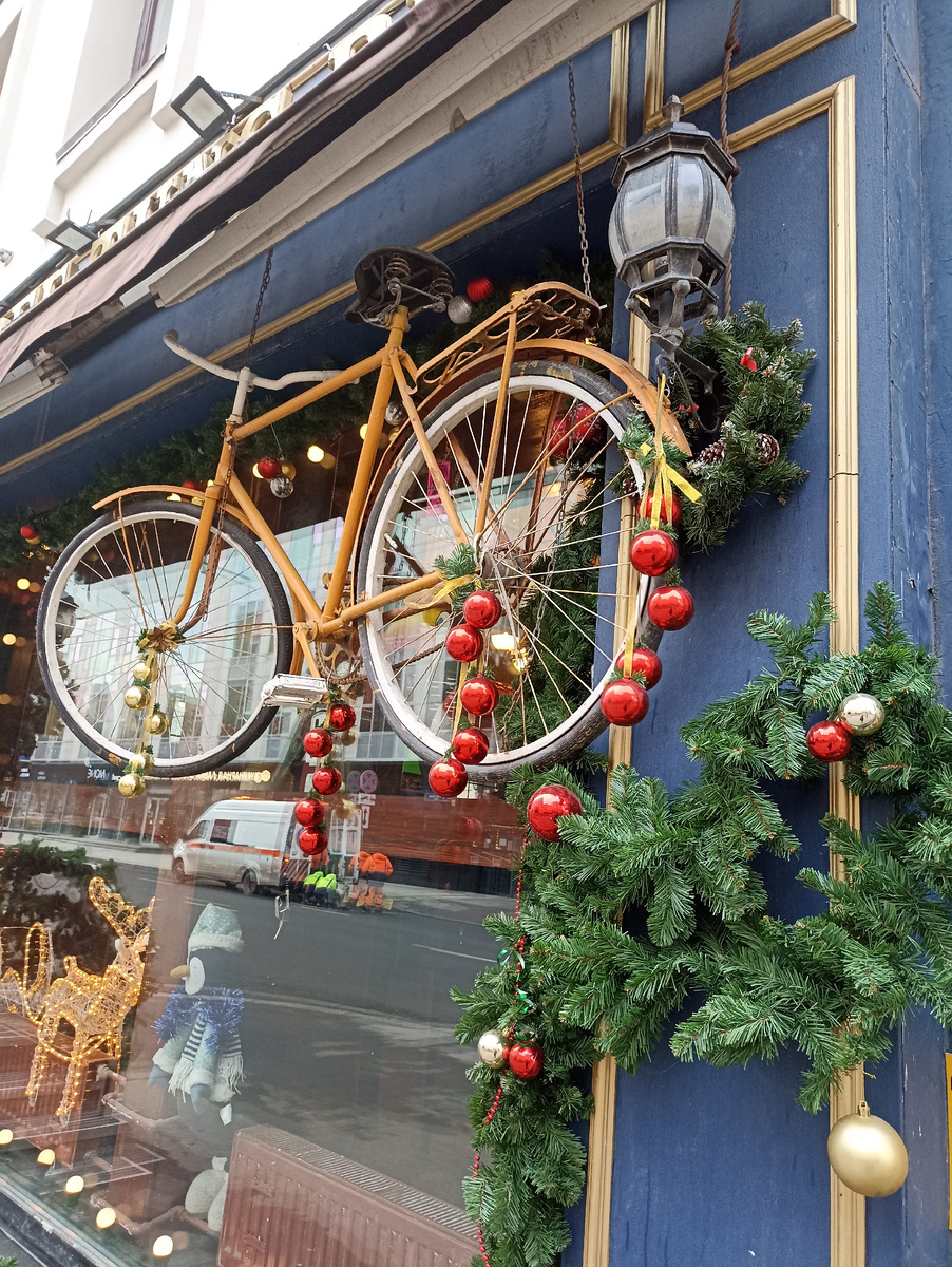 Зато есть новогодние велосипеды. Фото автора