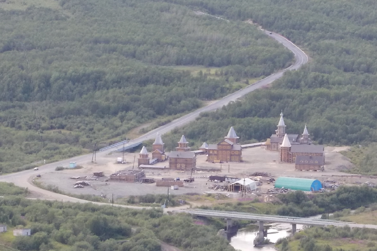 Вид на Трифонов Печенгский монастырь с горы Генеральская.