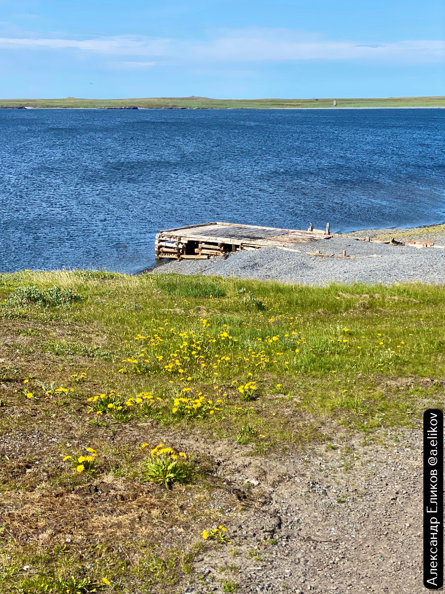 Это действующий «порт» в поселке Варнек, куда причаливают лодки с материка.