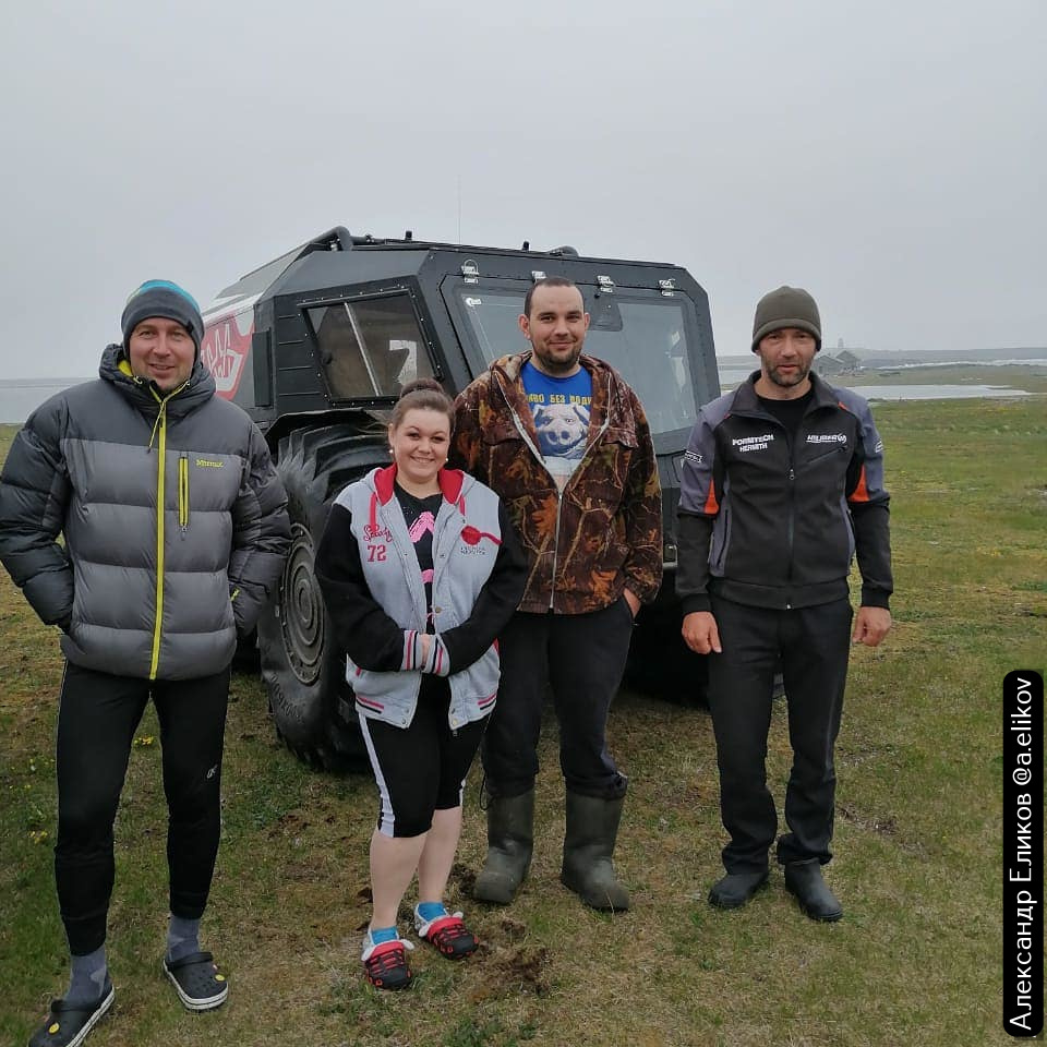 Единственный транспорт, которому по плечу путь через пролив: вездеходы-амфибии. Александр Еликов справа.