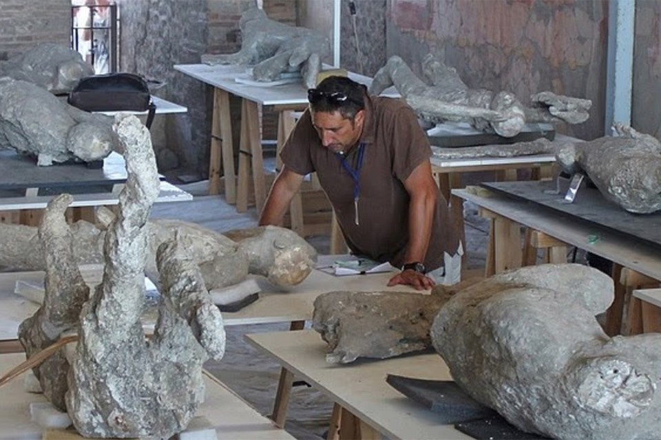    На слепках с тел жертв извержения археологи нашли отпечатки одежды. Теплой одежды.