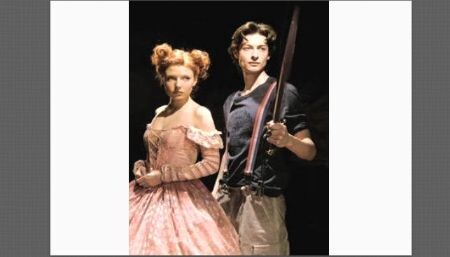 Эмилия успешно выступает на сцене театра