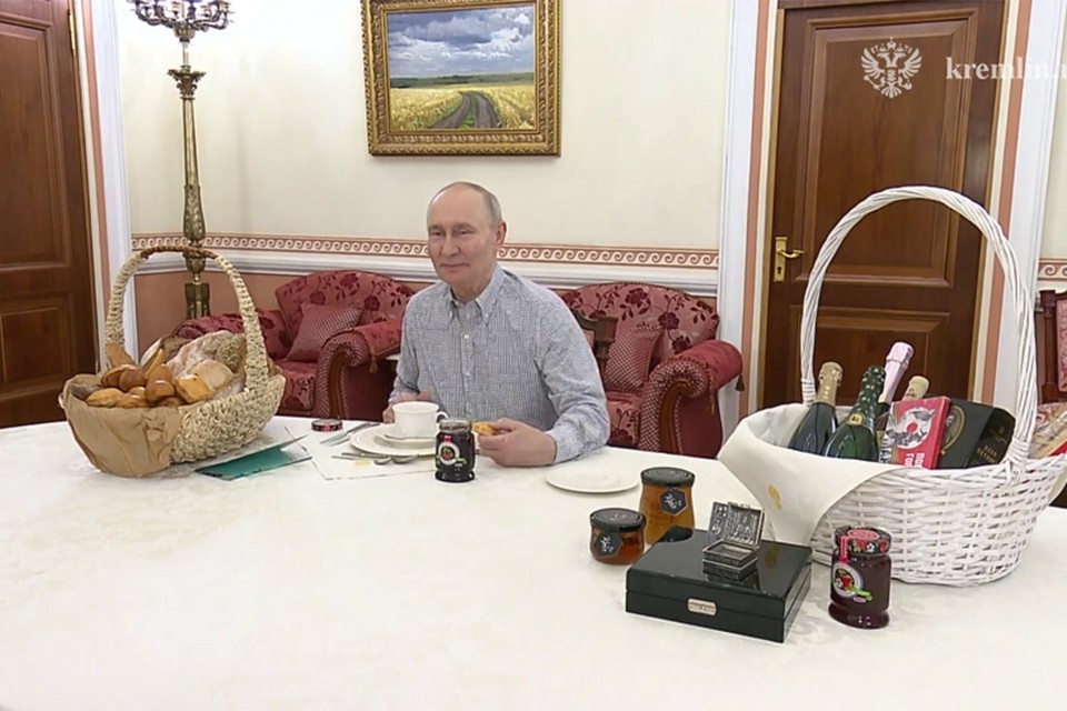    Стало известно, кто автор картины, висящей на стене у Владимира Путина. Фото: кадр из видео пресс-службы Кремля.