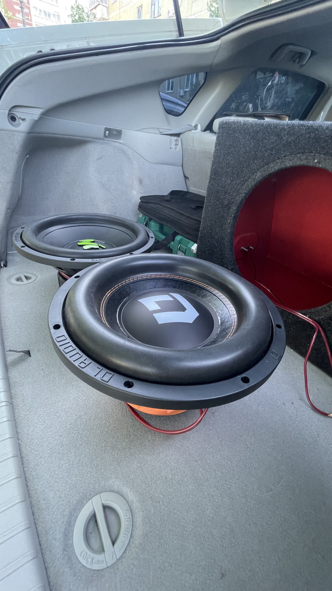 На рассмотрение, как вы уже поняли, две компании: DL(audio ) и DB(deaf bonce)