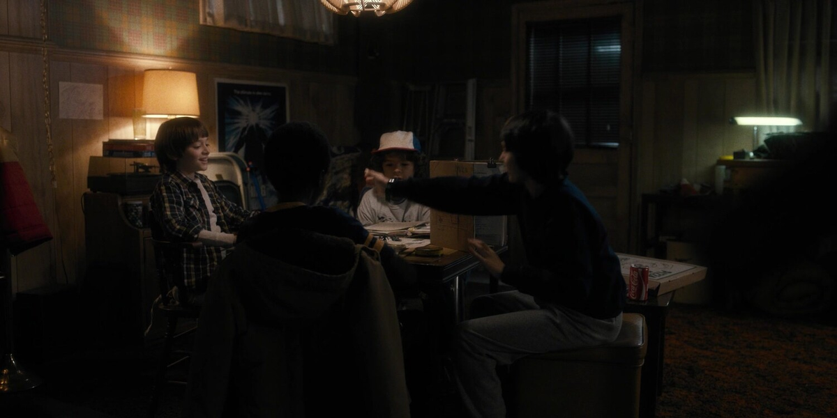 Слева Уилл, в кепке Дастин, справа Майк, спиной Лукас. отрывок из Сериала Очень странные дела 1 сезон 1 серия